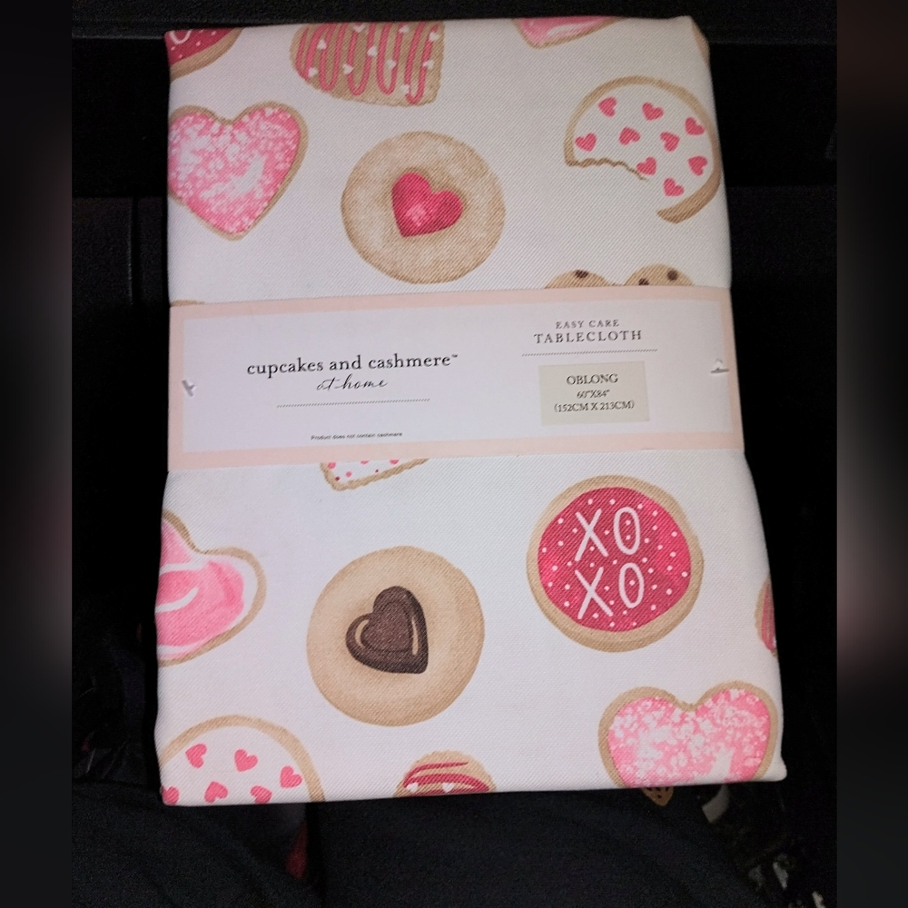 Cupcakes and Cashmere Valentine Cookie Tablecloth OBLONG